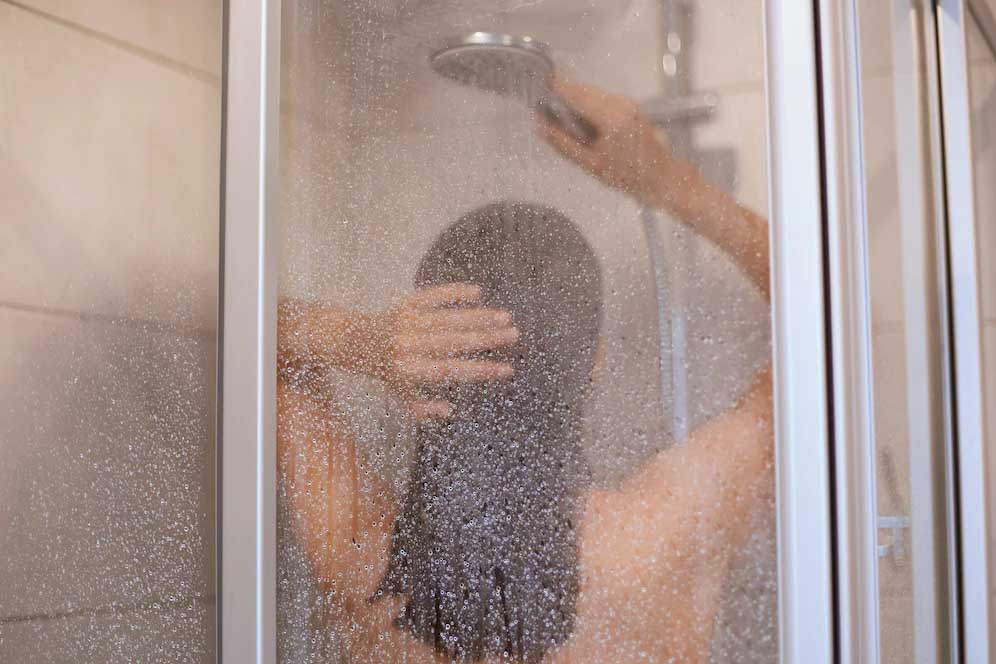 زنی در هنگام حمام کردن