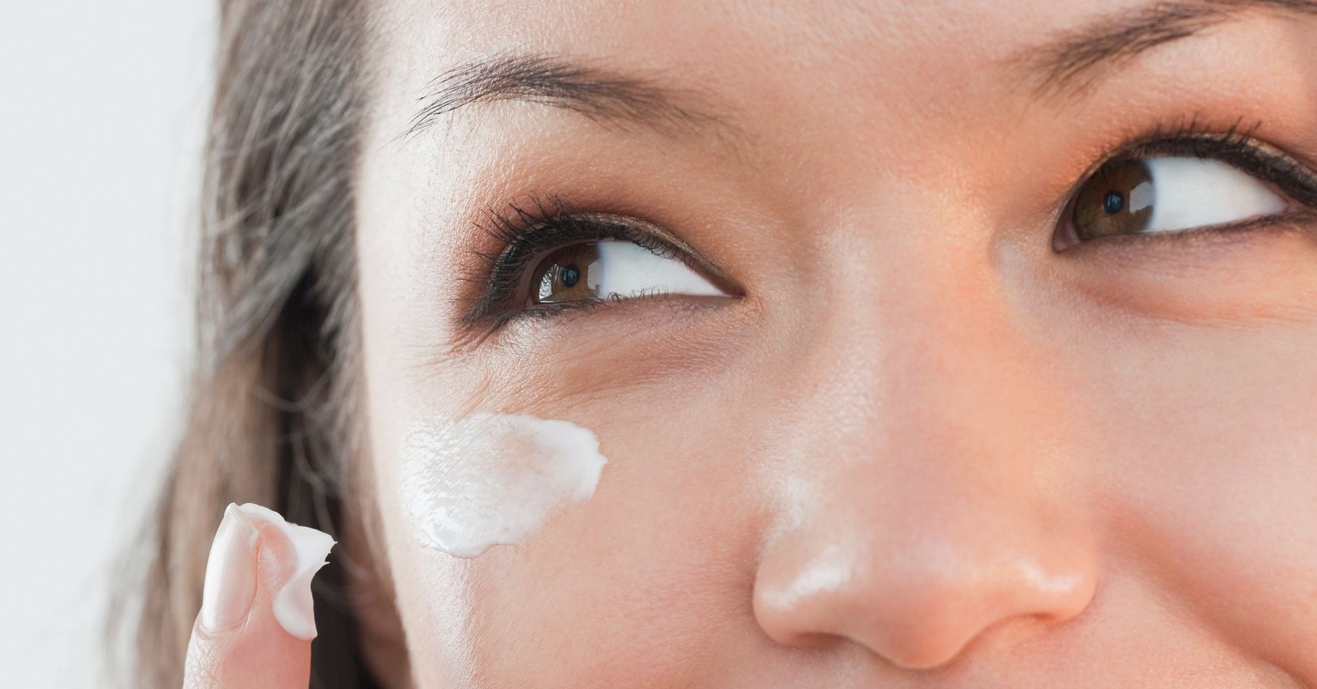 مراقبت بهتر پوست؛ ده اشتباه رایج در استفاده از کرم دور چشم