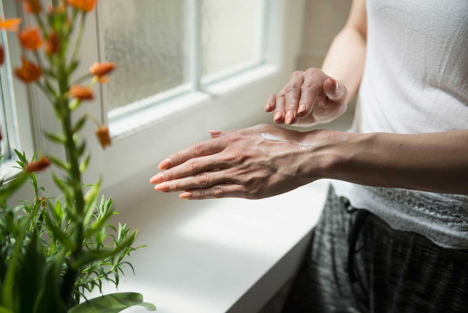 10 نکته مراقبت از پوست و ناخن برای زنان خانه‌دار