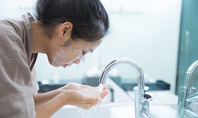 چطور صورت خود را بشوییم و نحوه پاکسازی پوست