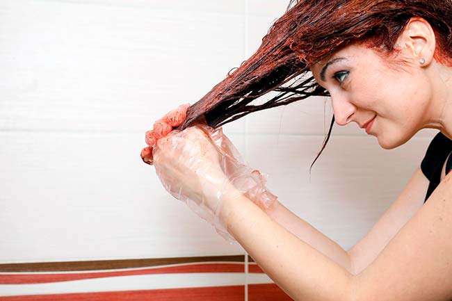ماساژ دادن ساقه موها در تکنیک حمام رنگ