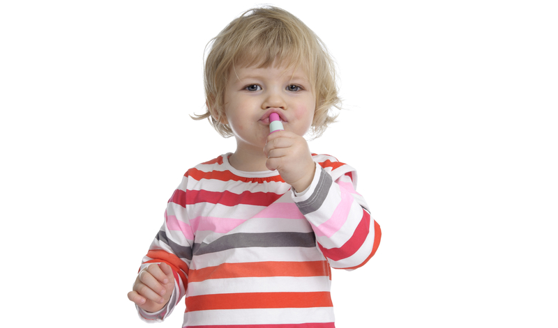 جلوگیری از دست زدن کودک به لوازم آرایشی با 4 راهکار ساده