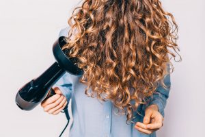 انواع روش فر کردن مو با سشوار در خانه