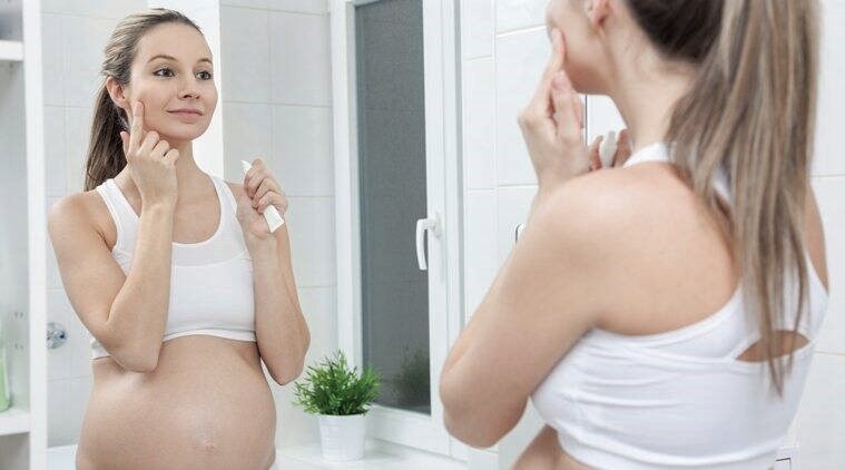 زن حامله در مقابل آینه