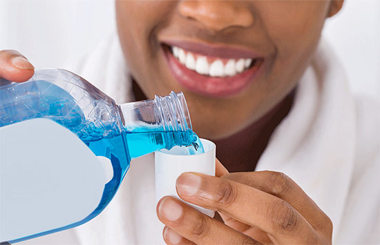 استفاده از دهانشویه برای افزایش سلامت و بهداشت دهان و دندان