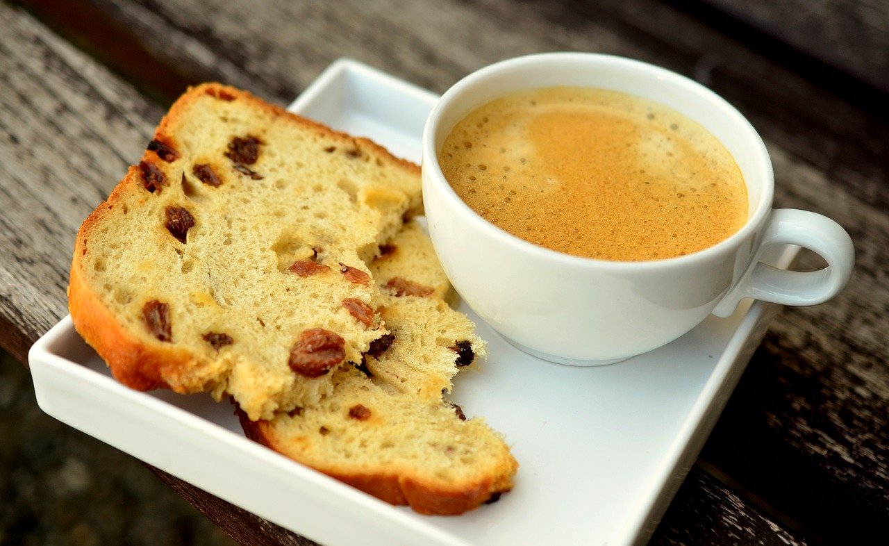 قهوه و کیک از نبایدهای رژیم پریود