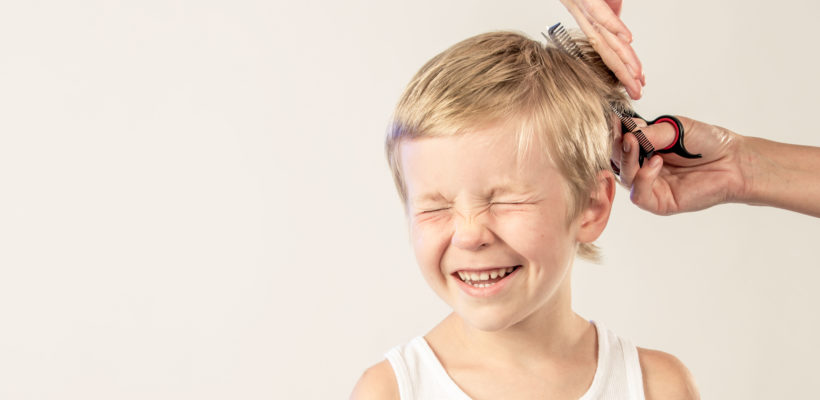 کوتاه کردن موی کودک؛ راهی برای جلوگیری از گره خوردن مو