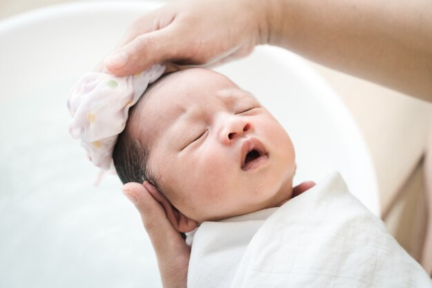 چگونه از گره خوردن موی نوزاد جلوگیری کنیم؟