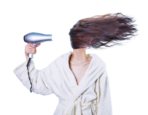 آسیب سشوار به مو چقدر حقیقت دارد؟ بهترین روش خشک کردن موها کدام است؟