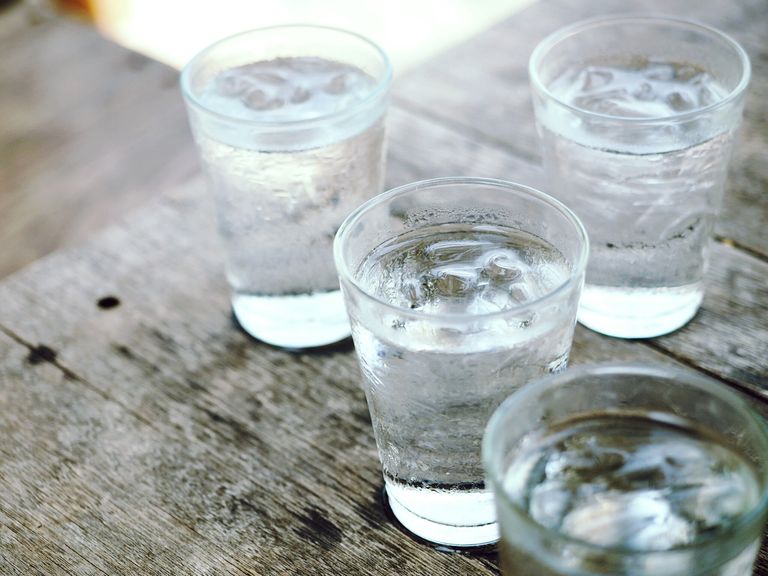 پیری زودرس پوست: نوشیدن چند لیوان آب در روز جوانی پوست را تضمین می‌کند.