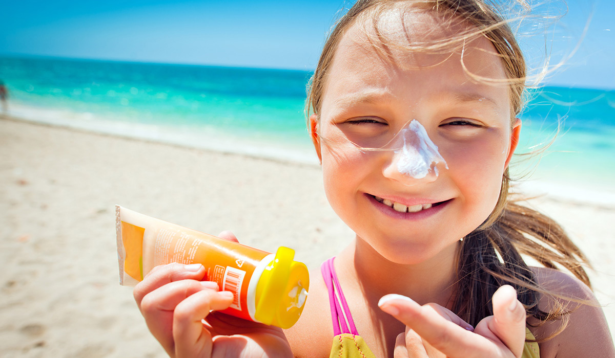 استفاده یک دختر بچه از ضد آفتاب