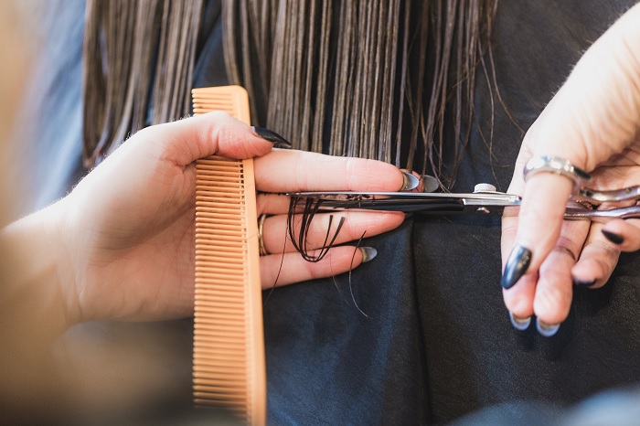 کوتاه کردن مو برای جلوگیری از خشکی مو