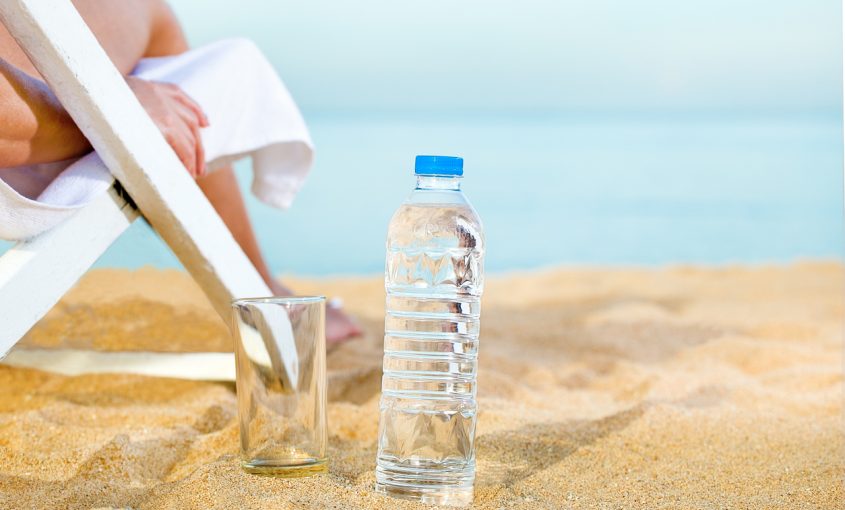 بطری آب آشامیدنی در ساحل