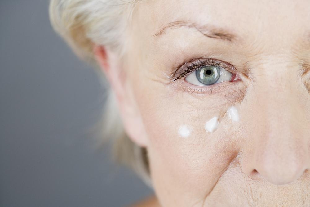 استفاده از کرم دور چشم برای کاهش علائم پیری پوست