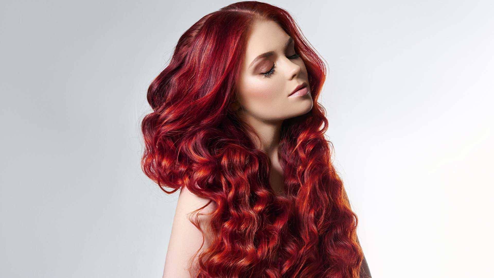 دختری با موهای بلند و مواج قرمز فانتزی یا همان رنگ موی قرمز آتشی