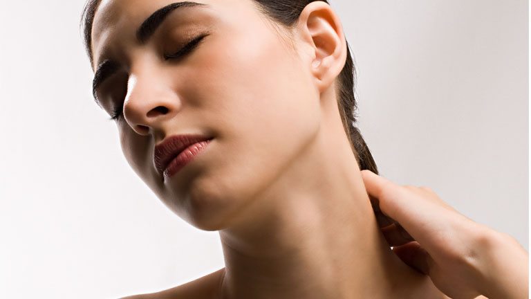 کشیدن عضله‌ها و پوست گردن