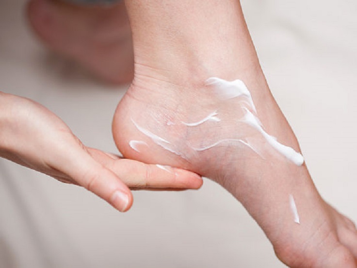 استفاده از کرم آووکادو برای رفع خشکی پا