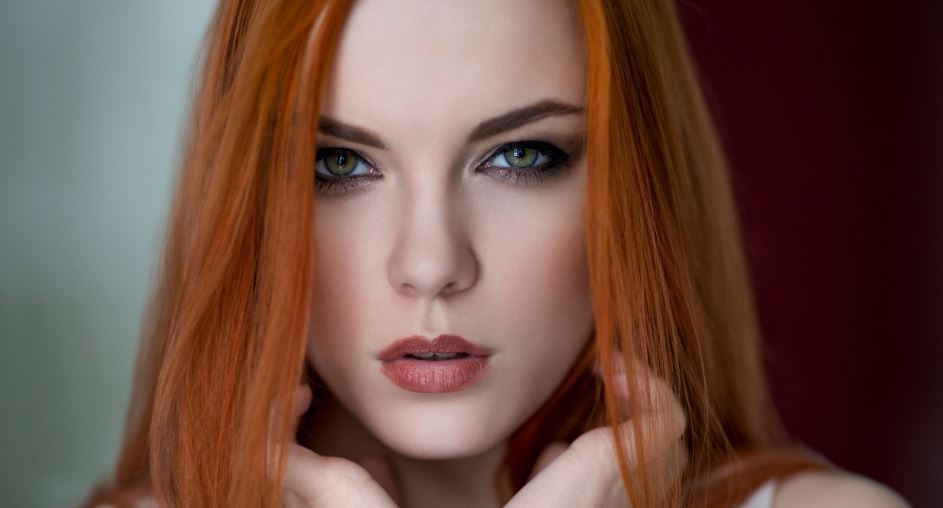 دختری با چشمان سبز و موهای صاف مسی-نارنجی