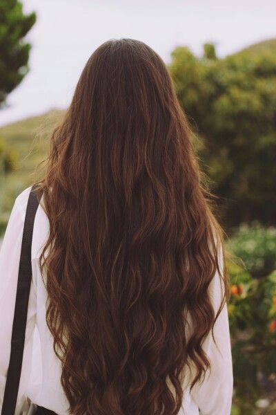 موهای بسیار بلند و زیبا به رنگ بلوطی تیره با تناژ قهوه‌ای