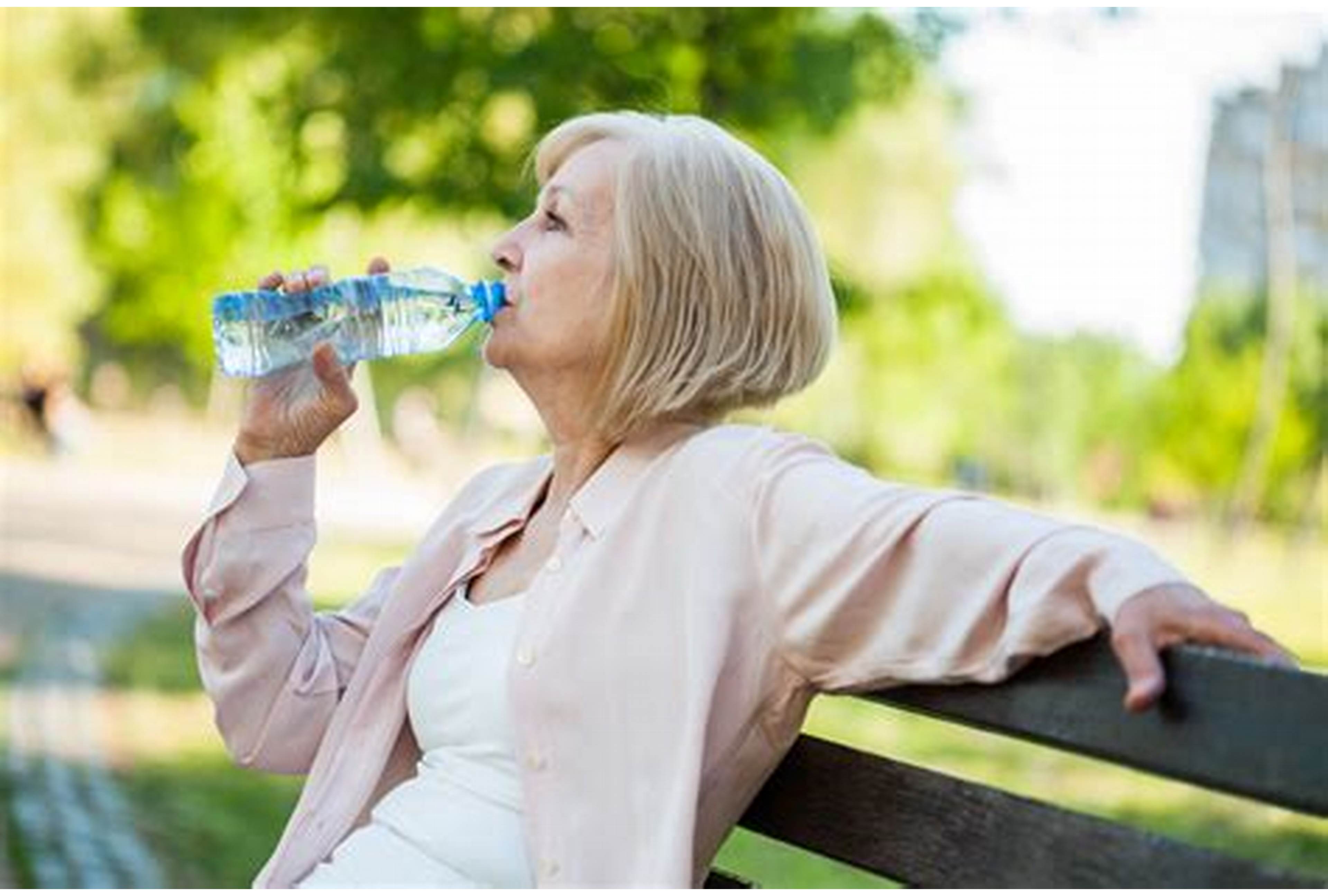 زن مسن در حال نوشیدن آب
