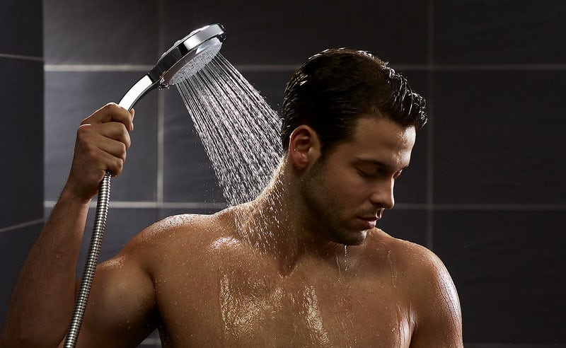 حمام کردن یک مرد با آب گرم
