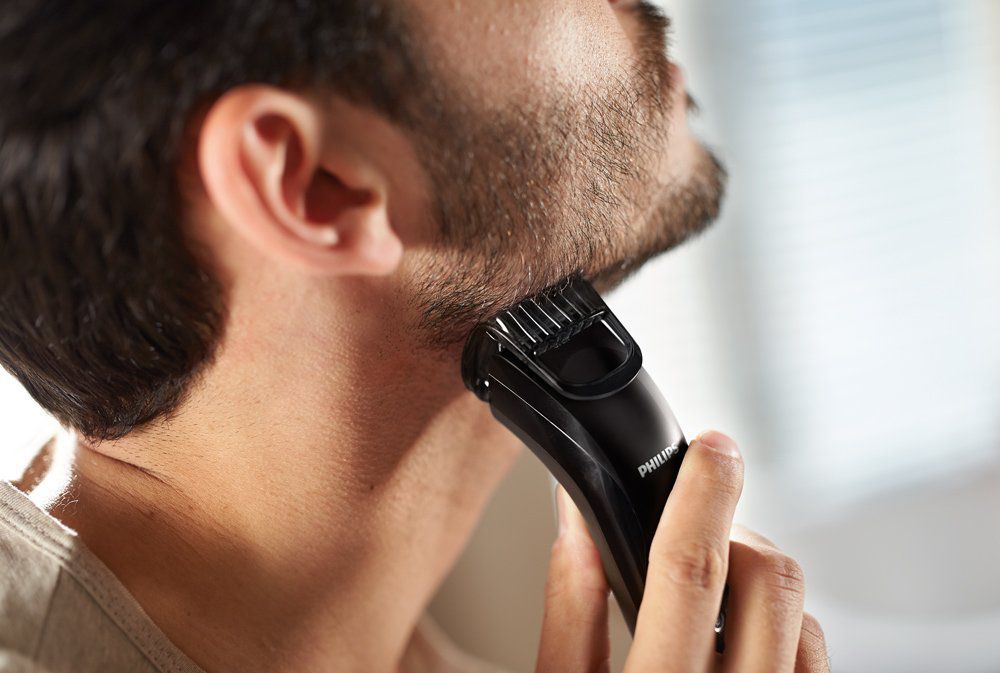 مردی در حال اصلاح صورت با ریش تراش فیلیپس