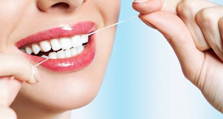 روش صحیح نخ دندان کشیدن؛ بررسی فواید و مضرات نخ دندان