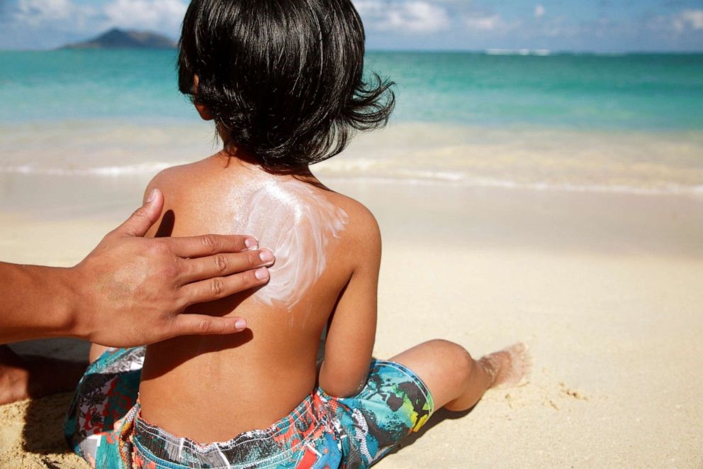 آیا کرم ضد آفتاب ضرر دارد؟ بررسی شایعات عوارض استفاده از ضدآفتاب
